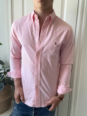 Ralph lauren skjorta  - Ralph lauren skjorta, slim fit stretch oxford. Inga defekter! Modellen i bilderna är 180 cm 75 kg och bär Storlek S , Kom med frågor! 🌟 (Kan gå ned i pris vid köp av paket 😉) 