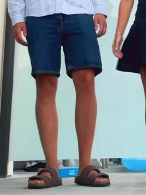 Jeansshorts - Jeansshorts från Nudie Jeans. Inköpa förra sommaren och använda få gånger! Jag är 180 på bilden. Köpta nya för 1300 kr