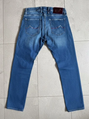 Jacob Cohen Jeans - Jacob Cohen jeans - Röda detaljer - Storlek W33 - Skick 9/10 - Hör av dig vid minsta fundering!