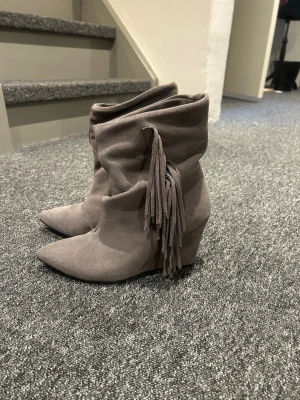 Boots med fransar  - Super fina och unika boots med fransar på. Storlek 37 men jag som har 35/36 kan ha de perfekt. Helt oanvända 
