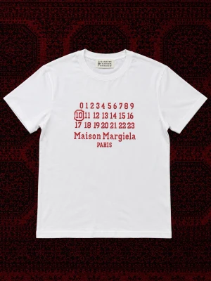 Maison Margiela t-shirt - Vit t-shirt från Maison Margiela perfekt för sommar outfits. | skick : 10/10 har endast använts fåtal gånger så ser ut som ny. | etiketten och påsen följer med på köp! | Storlek EU M | längd : 65 cm | bredd : 48 cm | pris går att diskutera vid bundle köp / snabbaffär! 💯