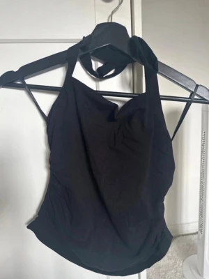 Svart halterneck topp - Svart halterneck topp helt ny