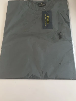 T-shirt - En oanvänd T-shirt skriv om ni vill ha mer information eller mer bilder 