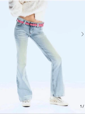 Ljusblå bootcut jeans cheapmonday - Säljer mina Cheapmondayjeans som tyvärr är för små!💕 Storlek 26/34. Dom är i princip helt nya och knappt använda. 
