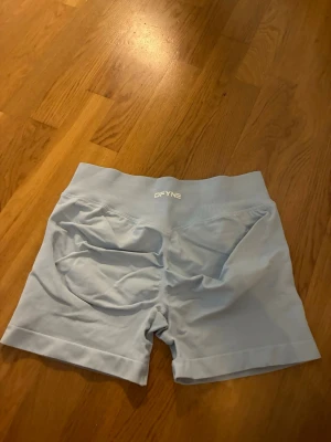 Ljusblå shorts från DFYNE - Säljer ljusblå Dfyne sport/träningsshorts. Köpt på Vinted, så äktheten är inte garanterad. Storlek Asian L, vilket motsvarar ungefär en storlek M. Utmärkt skick. 🤍