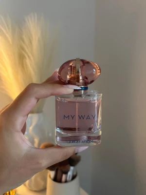 Giorgio Armani My Way parfym  - Säljer en elegant parfym från Giorgio Armani, modellen My Way. med en blommig och sommarig doft! helt ny! 50ml