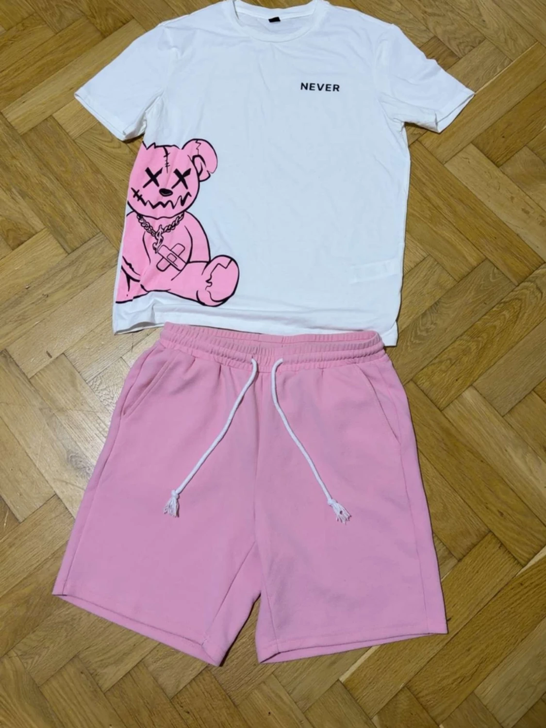 Set med vit t-shirt och rosa shorts