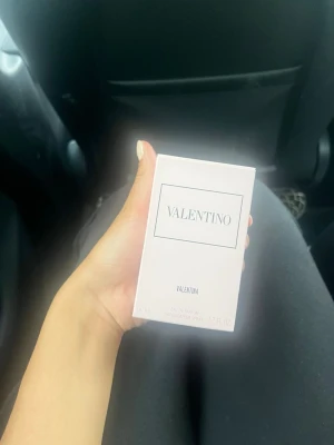 Valentino Valentina Eau de Parfum - Valentino Valentina, 50ml🌸 Flaskan är genomskinlig med en elegant form och silvrigt lock med nitar. Doften kommer i en  kartong med svart text. Perfekt för dig som vill ha en exklusiv signaturdoft. Endast testad med två spray, lite för blommig för min smak därför säljs den💗