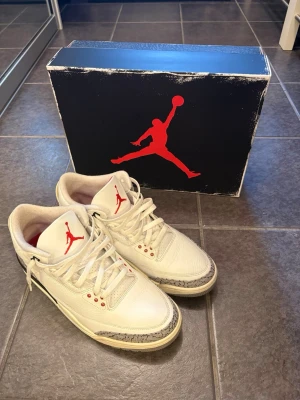 Jordan 3 Retro White Cement Reimagined - Säljer nu mina Jordan 3 i storlek 45/ US11 då dom knappt används. Inköpta från Nike SNKRS appen 2023. Skorna är väldigt sparsamt använda och i bra skick, men med lite hälskrap på ytter delen av sulan(se bild). Kom gärna med prisförslag.