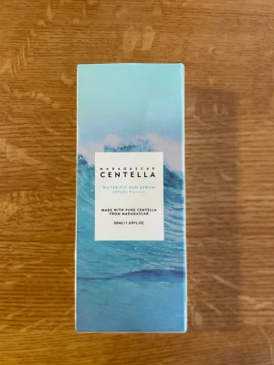 Madagascar Centella Sun Serum - Madagascar Centella Water-Fit Sun Serum med SPF50+ PA++++. Innehåller ren centella från Madagaskar och kommer i en blå och turkos förpackning med vågmotiv. Volymen är 50 ml och produkten är perfekt för dig som vill ha solskydd i serumform.