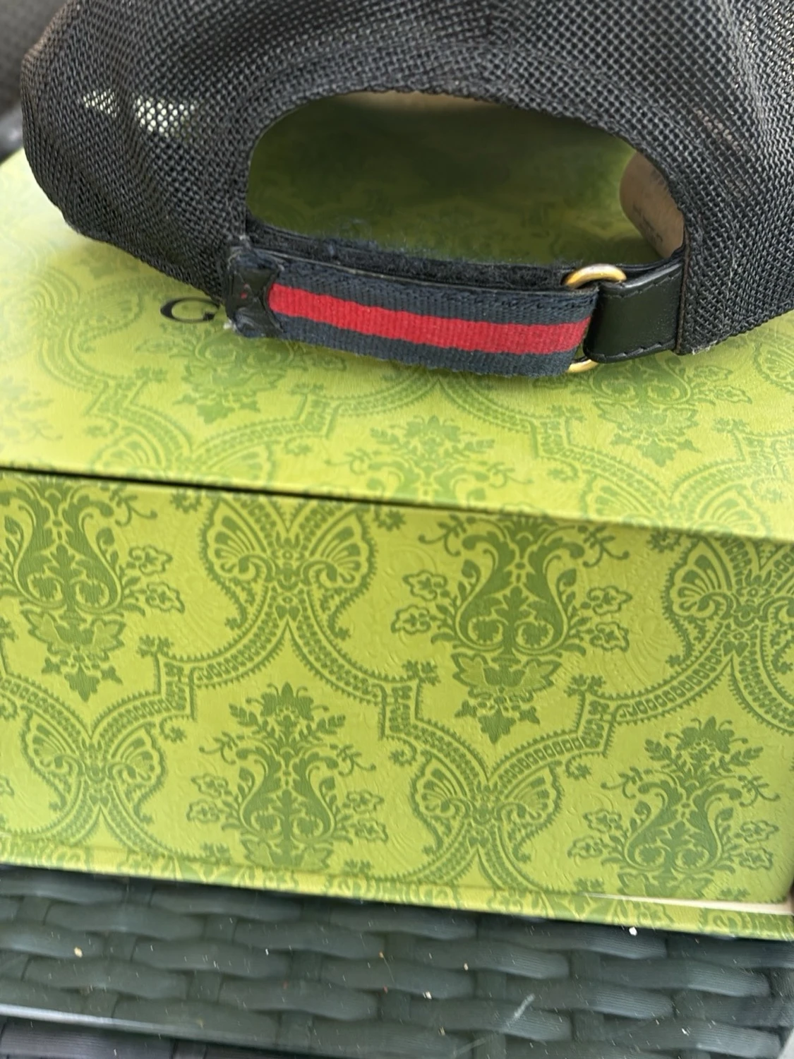 Svart keps med ormtryck från Gucci - 1