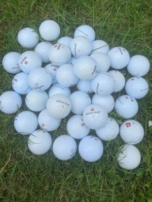 Wilson Staff 40-pack - Ett gäng vita golfbollar från Wilson Staff. Klassisk rund form med dimple-mönster för bättre flyg och kontroll. Perfekta för dig som vill fylla på golfbagen med kvalitetsbollar. Säljes i bunt, alla bollar är vita och har tryckt logga.