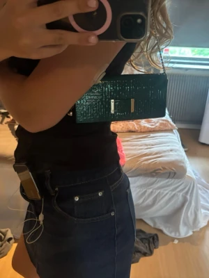 Vintage gucci väska  - Väskan är köpt secondhand, den är i bra skick men lite sliten på sidan av väskan som finns bild på. Hittar ej vilken model väskan är gjord i men det beror på att det är en gammal model. Färgen är lite mörk turkos!                                                    pris går att diskutera 🌸💕