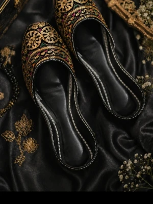 Svarta sandaler med broderi och paljetter - Unika svarta sandaler med öppen häl, dekorerade med detaljerat guld- och vinrött broderi samt paljetter. Klassisk slip-in modell med spetsig tå och kontrastsömmar längs sulan. Perfekt för dig som vill sticka ut med en elegant och kreativ stil.
