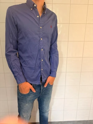 Ralph Lauren skjorta  - Säljer nu en Ralph Lauren skjorta. Mycket fint skick. Jag på bilden är 185cm lång. Hör av er vid frågor eller funderingar!🙌