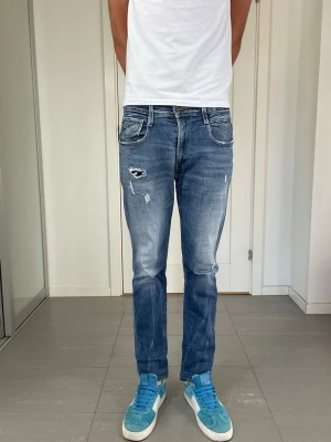 Replay Anbass Jeans - Säljer nu dessa Replay Anbass Jeans i Moddelen Aged 05, W32 o L30 med mått ca 39-39,5 o 101 cm. skriv för fler bilder/frågor🙌🏼