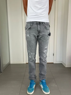 Replay Anbass Jeans  - Säljer nu dessa Replay Anbass Jeans i Moddelen Aged 10 Years med snygga slitningar i populär design, mått ca 39 o 106 cm. skriv för fler bilder/frågor🙌🏼
