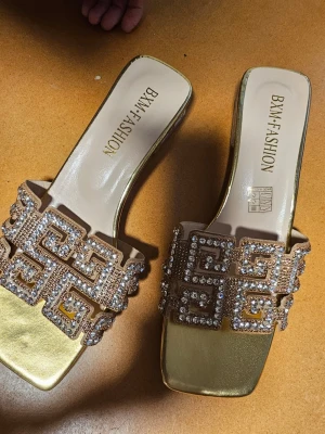 Sandaler med glitter - Glittriga sandaler jätte fina på