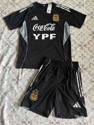 Svart Argentina träningsset Adidas - Argentina fotbollsset i storlek S. Shortsen har fickor med dragkedjor. Helt nya och oanvända, Hör gärna av vid frågor!
