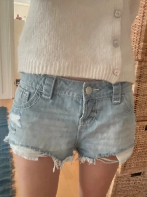 Ljusblå Ginatricot denimshorts med slitningar str S - Säljer dessa jättesnygga ljusblåa jeans shorten i storlek S från Ginatricot 14+. Perfekt inför sommarn, skriv för mer information💘😋