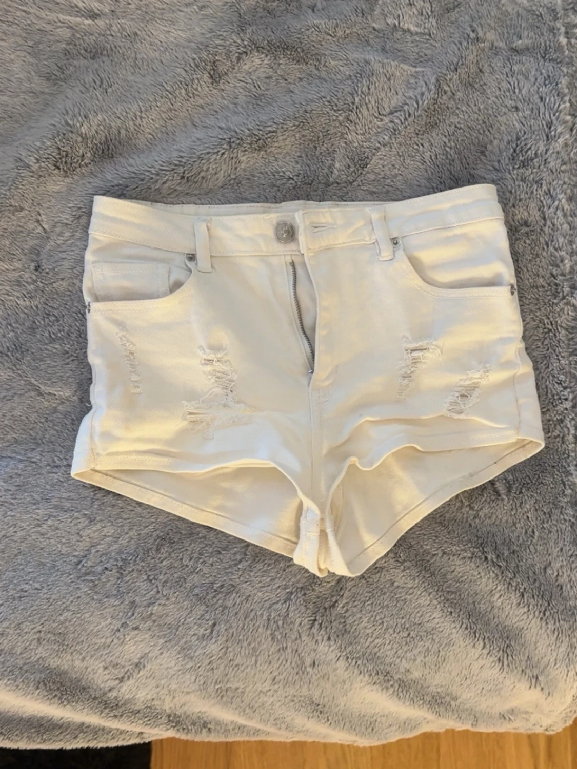 Vita shorts med slitningar