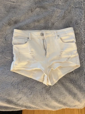Vita shorts med slitningar - Snygga vita shorts