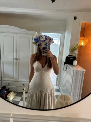 Adoore klänning - Säljer denna såå fina adoore klänning i storlek 36. Endast använd en gång på midsommar!🩷
