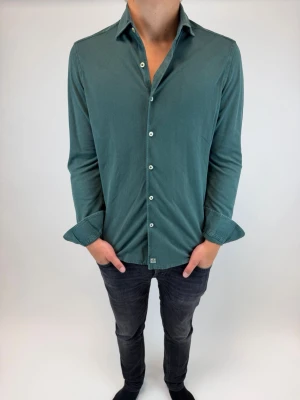 Sonrisa Skjorta  - Hej! Säljer nu denna väldigt snygga och eftertraktade Sonrisas casual skjorta i jerseypiké! Storlek M, Ny pris= 2700 kr! Säljs för= 999 kr!