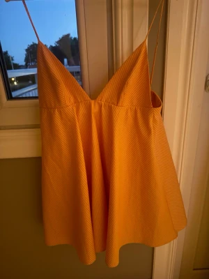Orange klänning från ZARA  - Snygg trendig klänning från ZARA! Använd en gång och är i väldigt fint skick! storlek S perfekt till fest i sommar! Skriv i chatten för frågor!🤍🧡