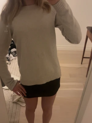 Beige stickad tröja - En enkel och stilren beige stickad tröja ifrån Vero Moda. Har en liten defekt på magen.