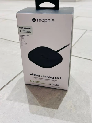 Mophie trådlös laddningsplatta svart - Snygg och kompakt trådlös laddningsplatta från Mophie i svart. Passar Qi-kompatibla smartphones och laddar snabbt upp till 10W. Perfekt för dig som vill slippa sladdar och ladda mobilen smidigt på skrivbordet eller nattduksbordet.