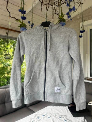 Grå zip hoodie med huva  - Snygg gråmelerad hoodie i storlek xs