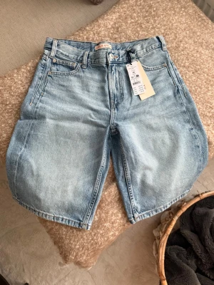 Shorts från Gina - Helt nya shorts från Gina. Går strax ovanför knäna på mig som är 170cm. Råkade beställa fel 