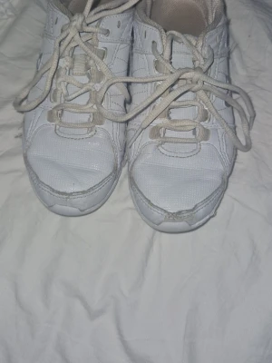 Nfinity skor - Vita nfinity skor. Väldigt mycket använda men går fortfarande att använda bara lite slitna där fram och på sidorna. Storlek 5 men i svensk storlek är det  35 men skulle säga att dom är små i storlek och passar en 33a-34a. Priset på dom kan diskuteras.🤗