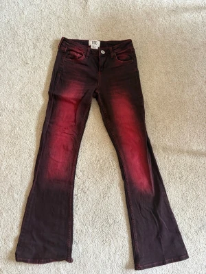 Rödsvarta bootcut jeans  - Snygga bootcut jeans från Urban Outfitters i en cool rödsvart tvätt. 💕💕
