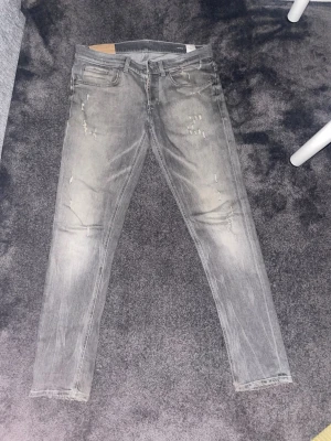 Dondup George - Tja! Säljer nu ett par schyssta gråa dondups med feta slitningar och fadeings. Modellen är dondup george vilket är skinny fit. Hör av dig vid funderingar!🔥