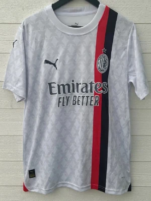 AC Milan Fotbollströja - Säljer en AC Milan fotbollströja som är helt ny med prislapp!