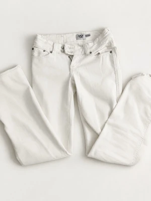 Vita bootcut jeans - Säljer ett par vita bootcut jeans från 157. Dom är Bootcut och lowwaist i storlek S. Köpte för 500kr och säljer nu för 399kr. Skriv för frågor❤️