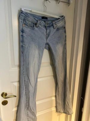 Ljusblå bootcut jeans True Religion - Säljer ett par ljusblå bootcut jeans från True Religion. 