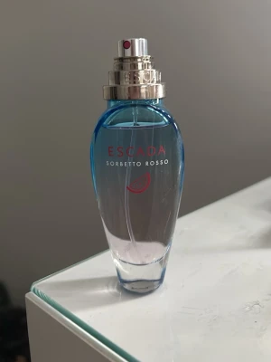 Escada Sorbetto Rosso parfym - Fräsch parfym från Escada, Sorbetto Rosso. Finns tyvärr ingen kork med. Mycket kvar. Kom gärna med prisförslag, stor chans att jag kommer acceptera 