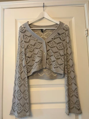 Kofta  - Grå/beige kofta från H&M. Aldrig använd, i storlek xxs men passar även dig som har xs. Pris går alltid att diskutera.