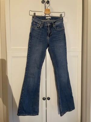Bootcut jeans - Ett par bootcut jeans från Gina Tricot i storlek S. Har använda väldigt få gånger och är lite slitna längst ner på benen men inte alls mycket, är annars i väldigt bra skick.