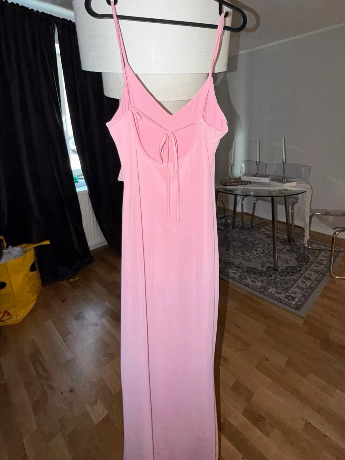 Lång rosa klänning med volang - 1