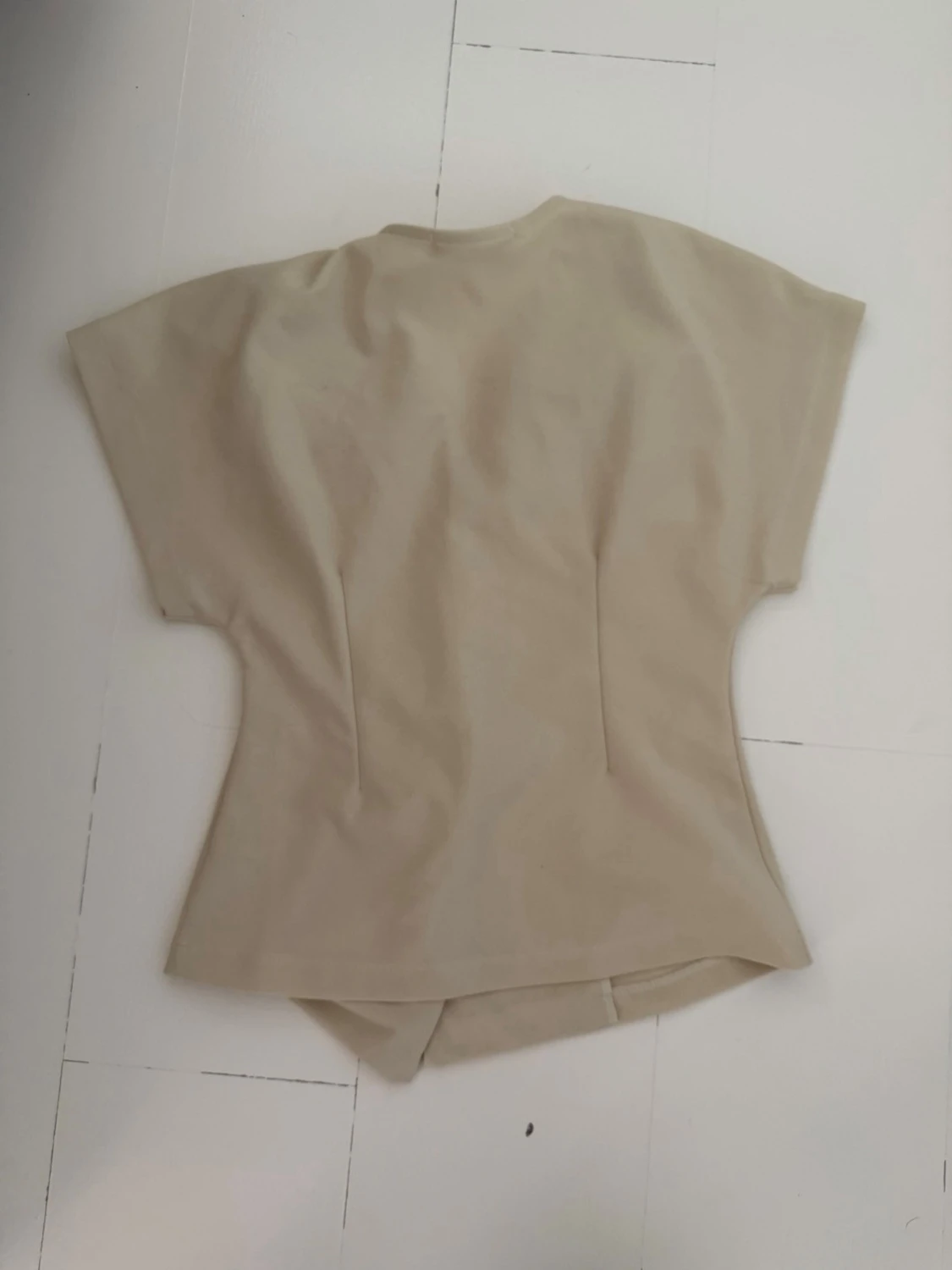 Beige omlottopp med knapp från Sisters Point - 3
