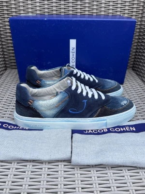 Helt Nya Jacob Cohën Sneakers  - Helt Nya Jacob Cohen Skor || Storlek 40,5 || Nypris ca 7000kr || Mitt pris 3299kr || Box och Dustbag medföljer vid köp || Tveka inte på att höra av dig vid frågor eller funderingar 