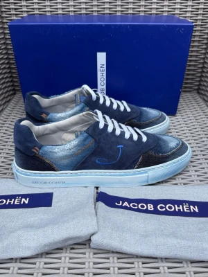 Helt Nya Jacob Cohen Sneakers - Helt Nya Jacob Cohen Skor || Storlek 41,5 || Nypris ca 7000kr || Mitt pris 3299kr || Box och Dustbag medföljer vid köp || Tveka inte på att höra av dig vid frågor eller funderingar 