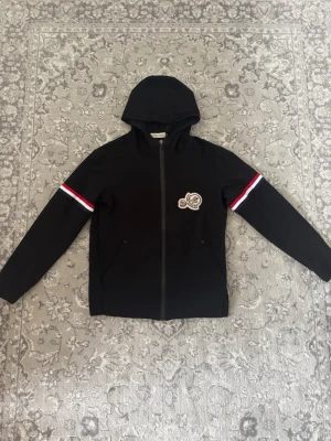 Moncler Kofta - Mängdrabatt finns! Ju fler plagg du köper, desto bättre pris kan jag ge!