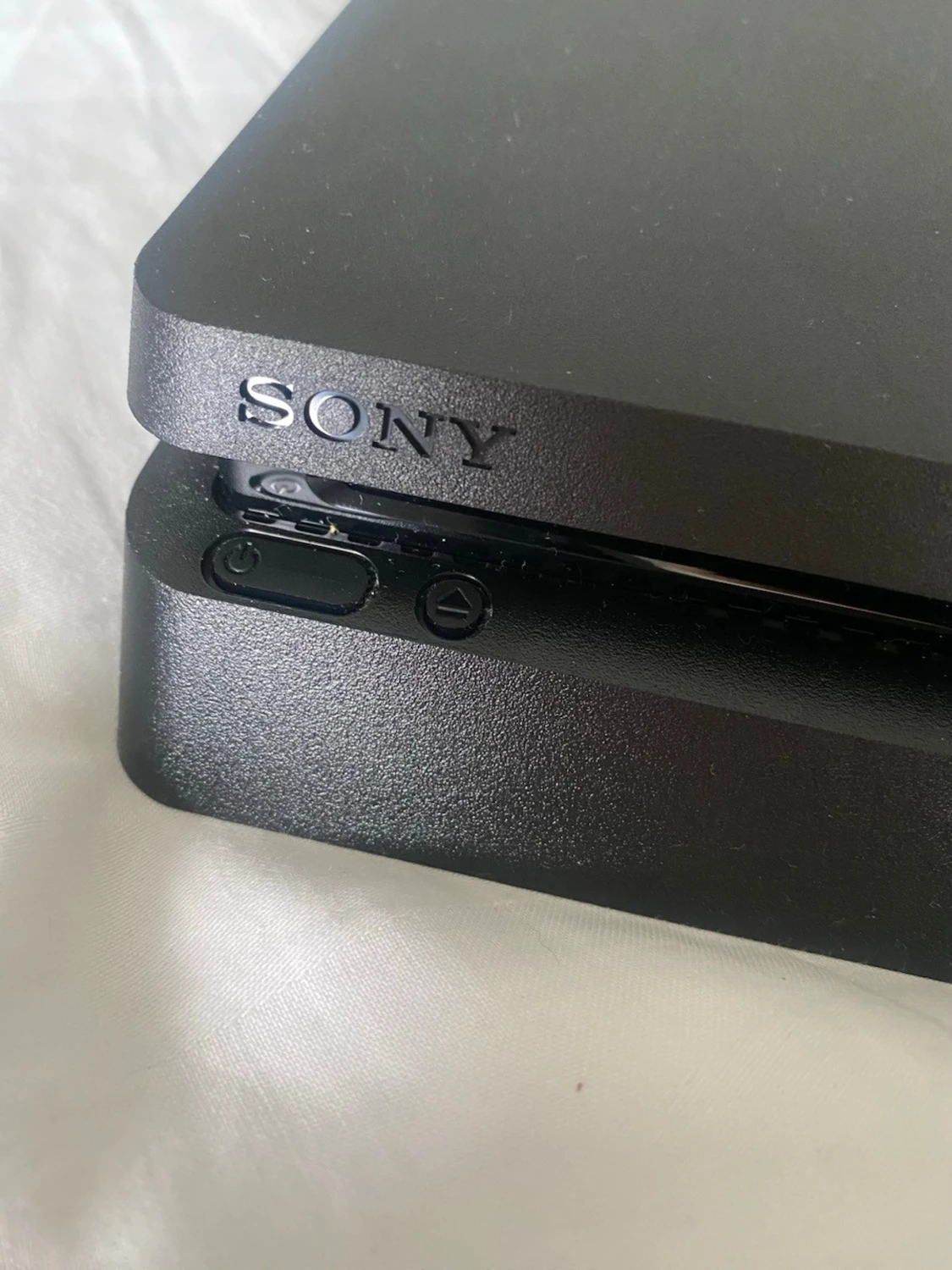 PlayStation 4 med en handkontroll  - 1