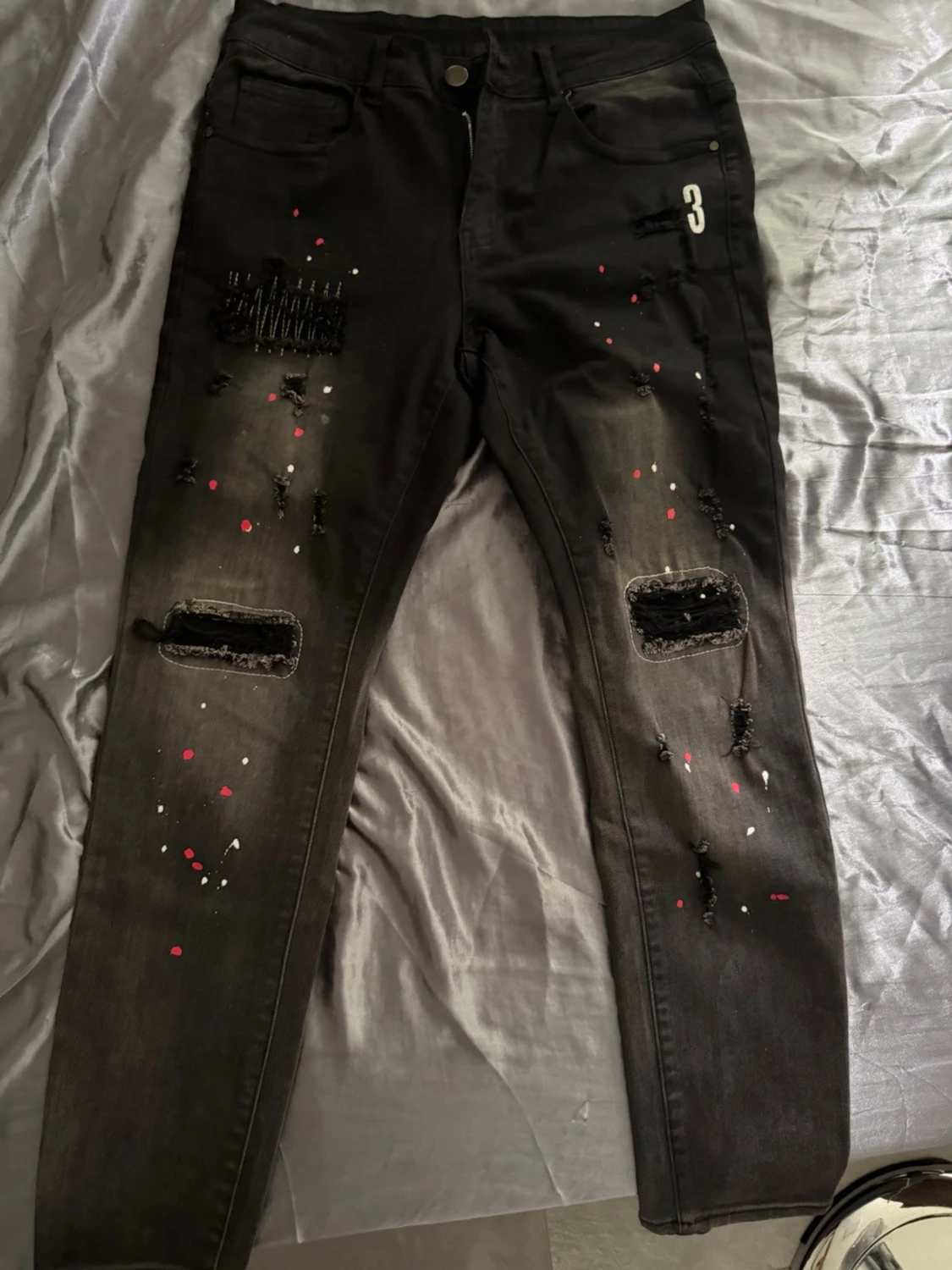 Svarta jeans med färgstänk och slitningar - 2
