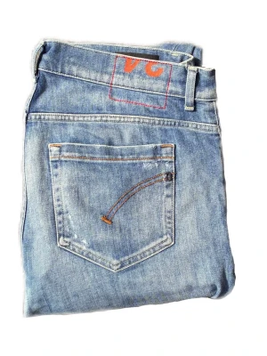 Dondup george - Snygga ljusblå jeans från Dondup  med klassisk femficksdesign och orangea sömmar. Jeansen har raka ben och är tillverkade i denim med en cool tvättad look. Perfekta för en avslappnad stil.